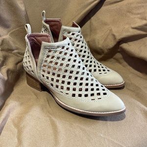 Jeffrey Campbell Taggart Ankle Boot EUC Cream Size 10